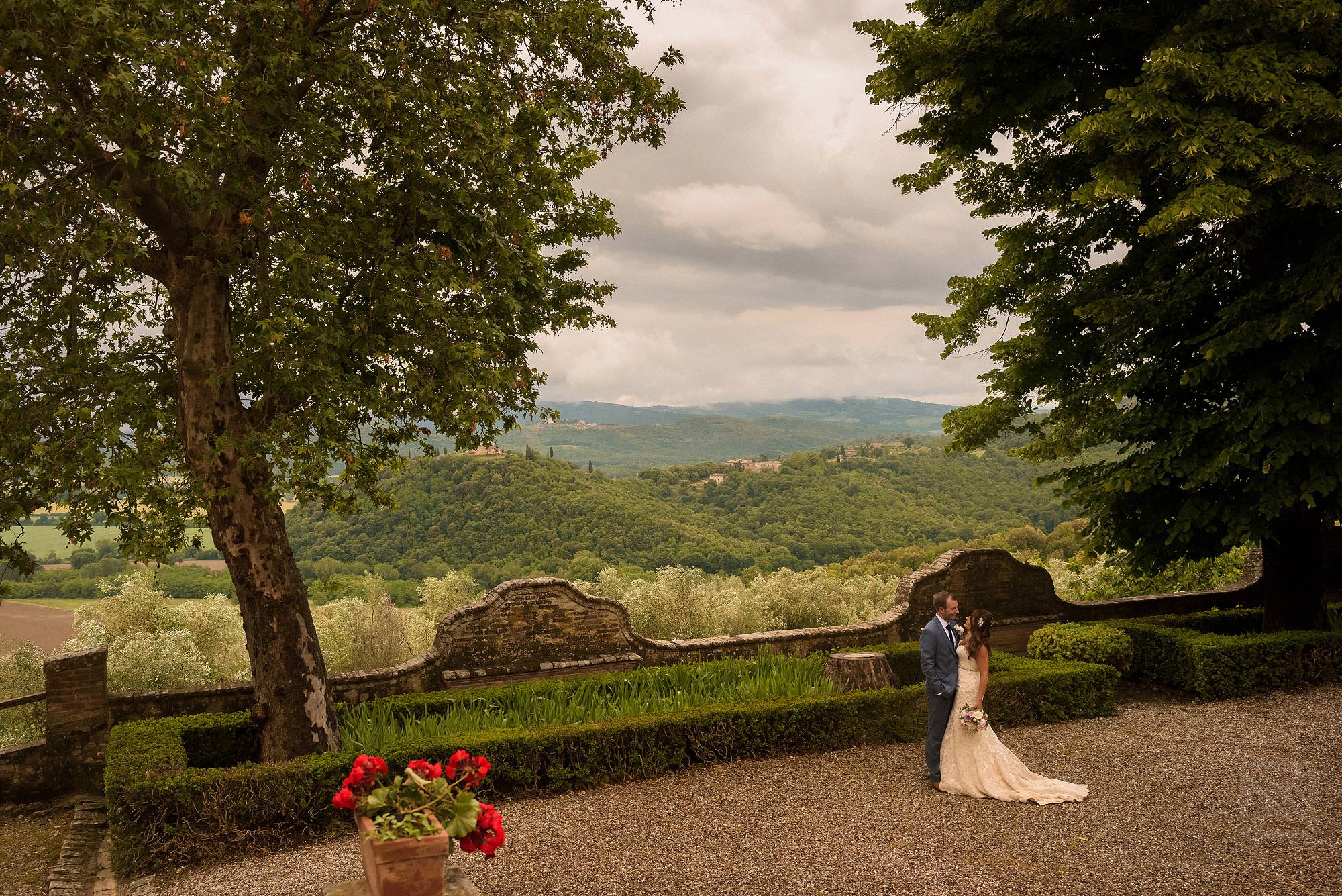 romantic bride and groom photograph at Montestigliano