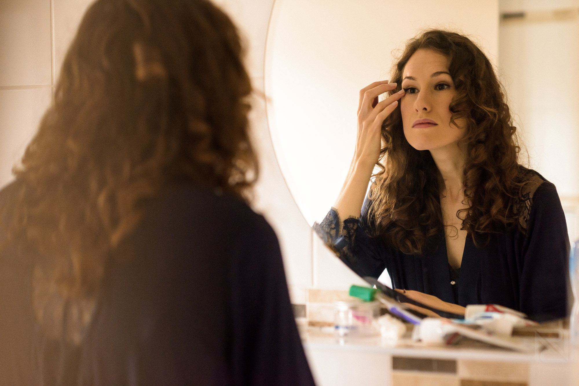 bride putting make-up on